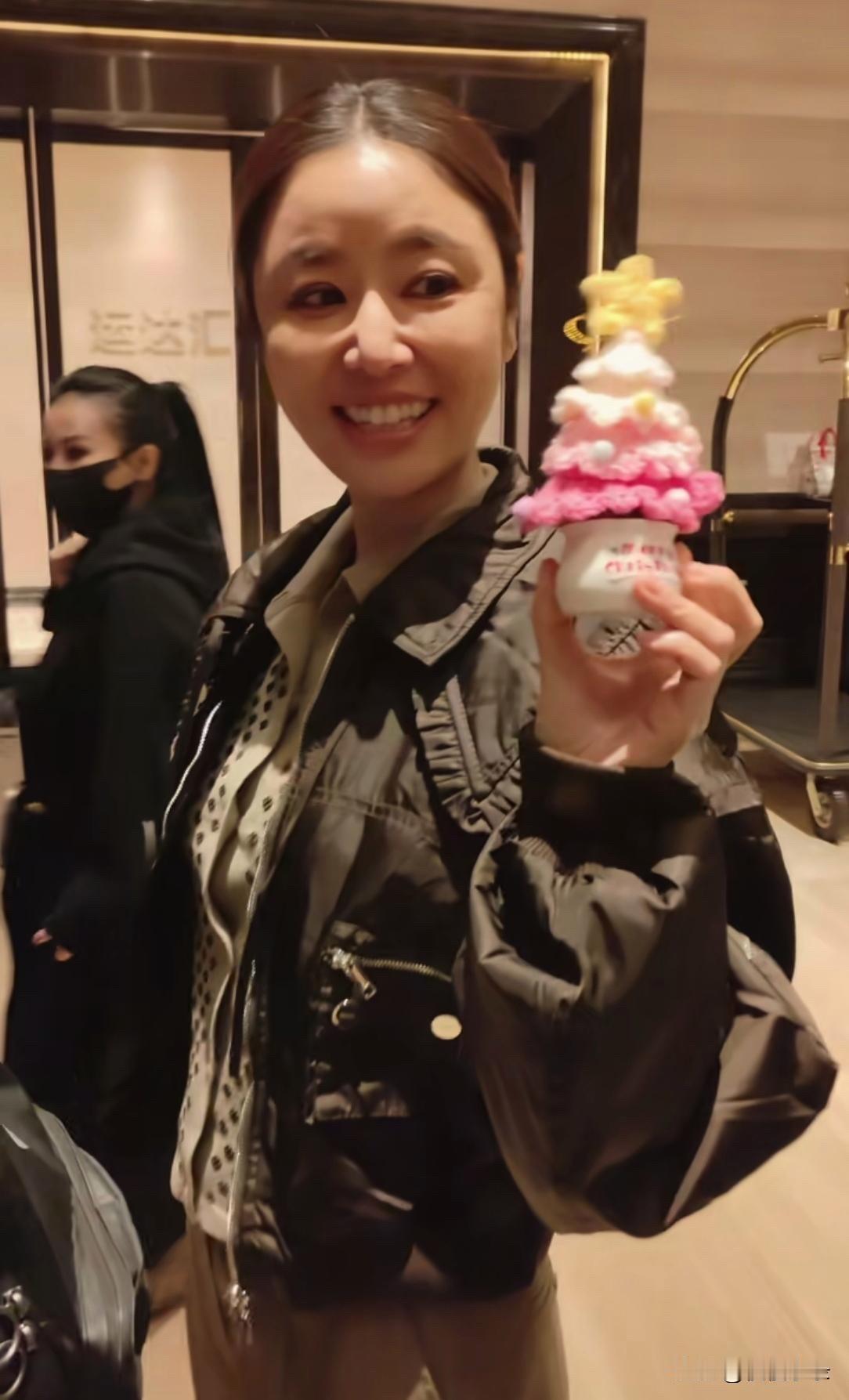 49岁林心如下班被偶遇，她画着淡妆，眼眶好深，感觉变化了好多啊！[灵