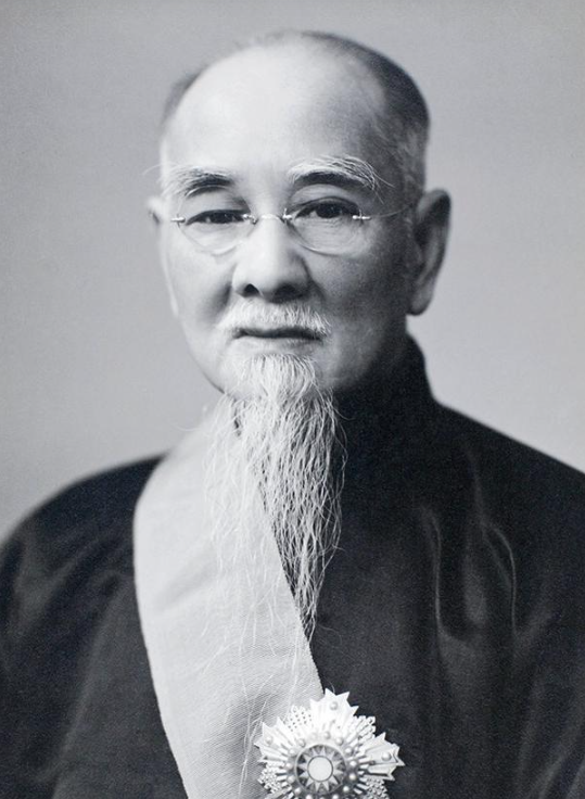 1936年，蒋介石在西安脱险后，在南京下飞机后，何应钦第一个跑过去迎接，但是蒋介