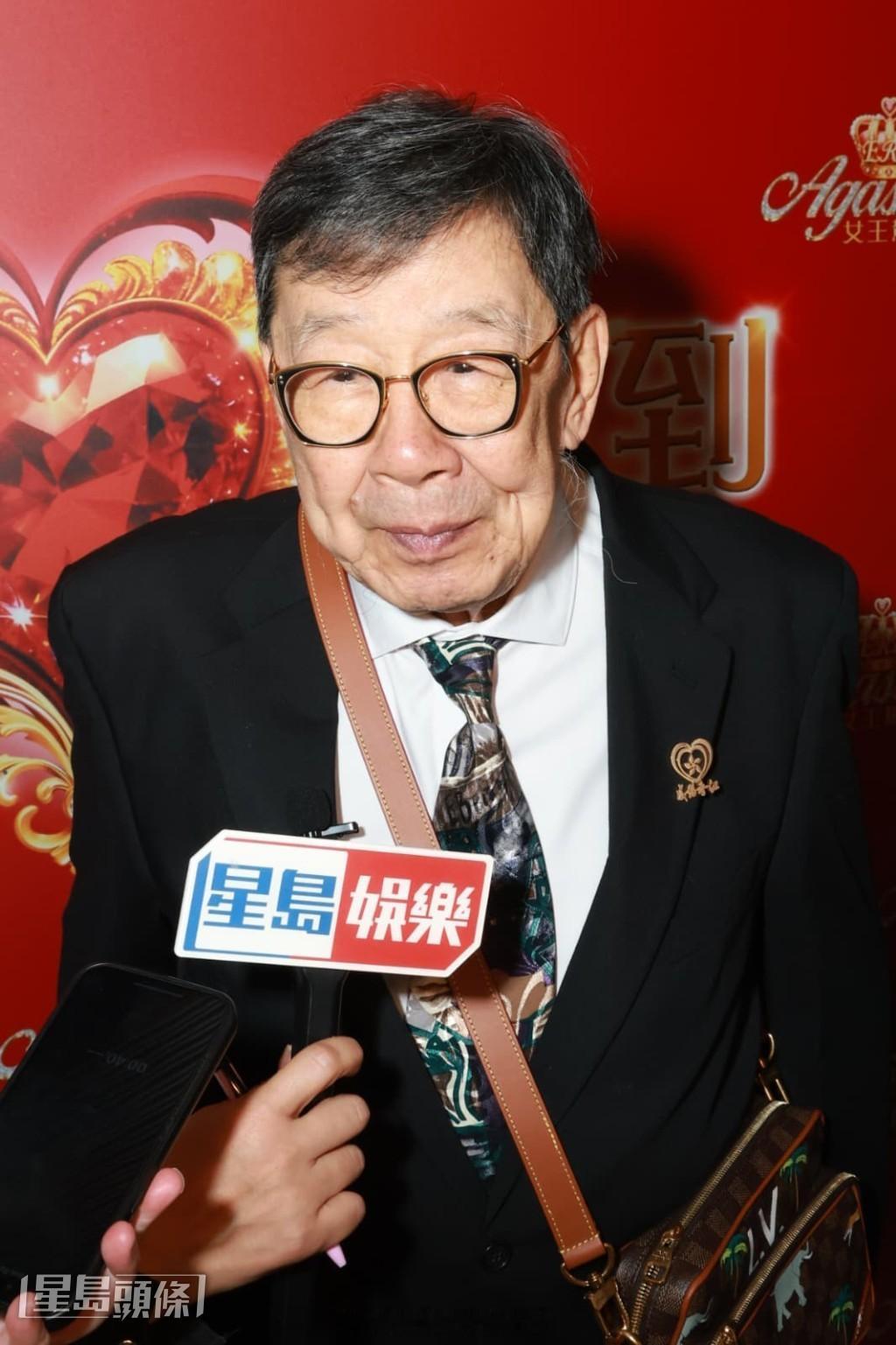 星岛：胡枫今年举行红馆演唱会计划开一至两场：你估我系学友咩！获刘德华黄日华庆