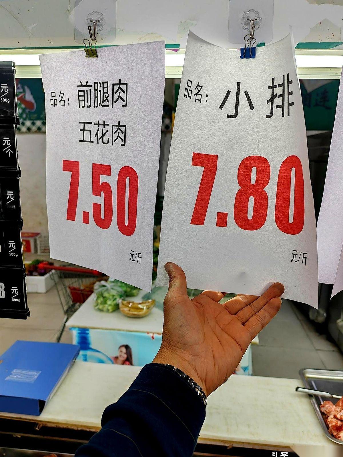 我人直接杵在了铜川一家地下商城的猪肉摊前。牌子上用黑笔写得清清楚楚：前腿肉、五