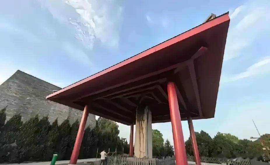 西安花巨资给武则天的无字碑加盖亭子这事，如果武则天有神灵，大概会气得把这些人都带