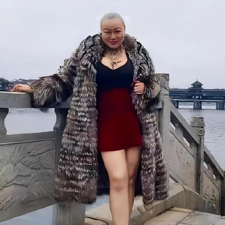 光头女老板一句话爆火全网！背后真相令人敬佩…谁说普通女孩不能逆天改命？温州农