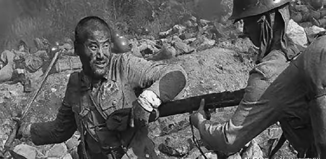 1939年，八路军战士在刺死七个鬼子后，精疲力尽！突然，一个高大的日军朝他冲来，