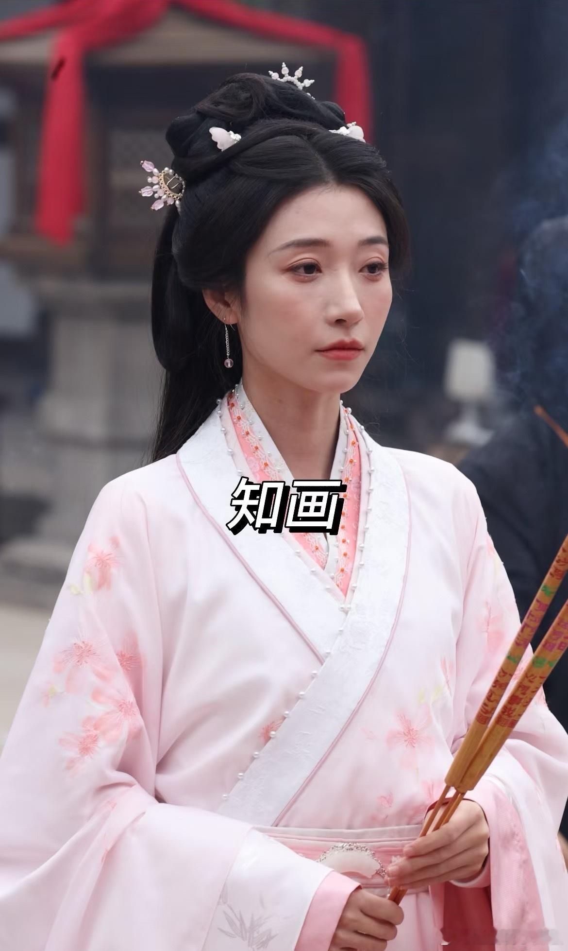 真的不太适合古装，没有滤镜好普