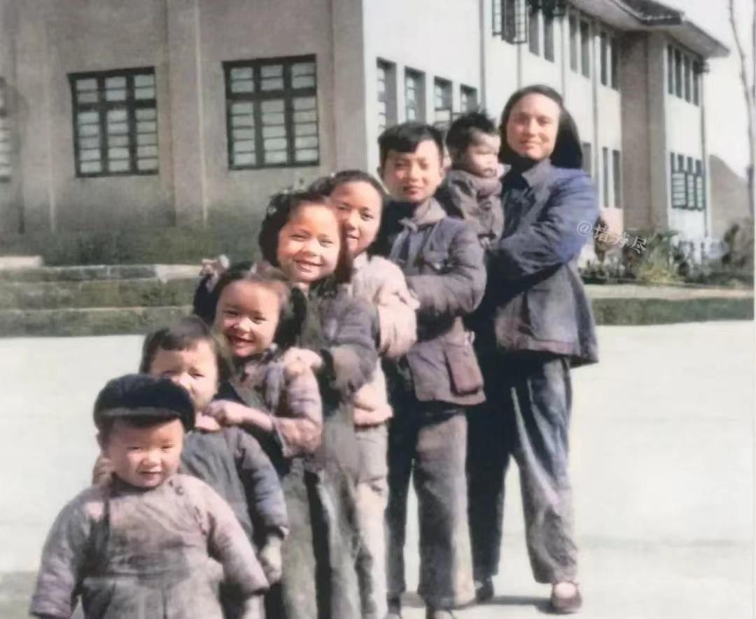 1956年，12岁的任正非在贵州一个偏远山区的县城拍下了这张珍贵照片。镜头里满满