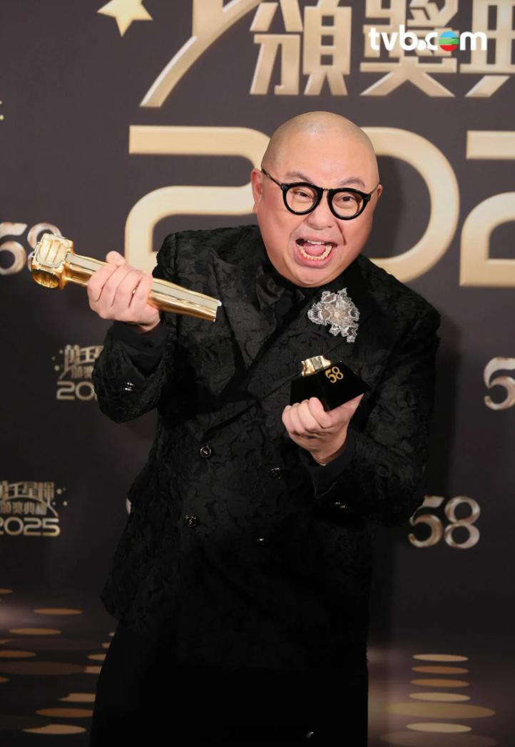 TVB回应林盛斌打烂奖杯TVB颁奖礼上的奖杯是仿制品据港媒，在TVB颁奖典礼领