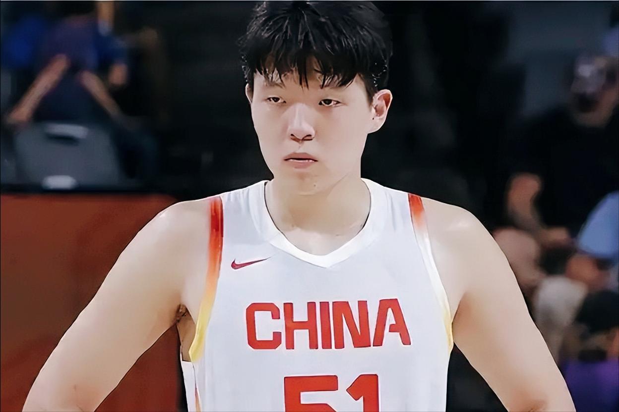 中国男篮最新动态，知名体育媒体人球圈赵探长说：杨瀚森缺席杭州热身，真不是耍大牌，