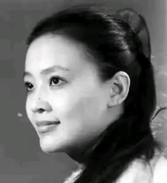 事实证明爱情对于女人来说，永远是“水月镜花”！张兰当年倒追汪小菲他爹，成全自己的