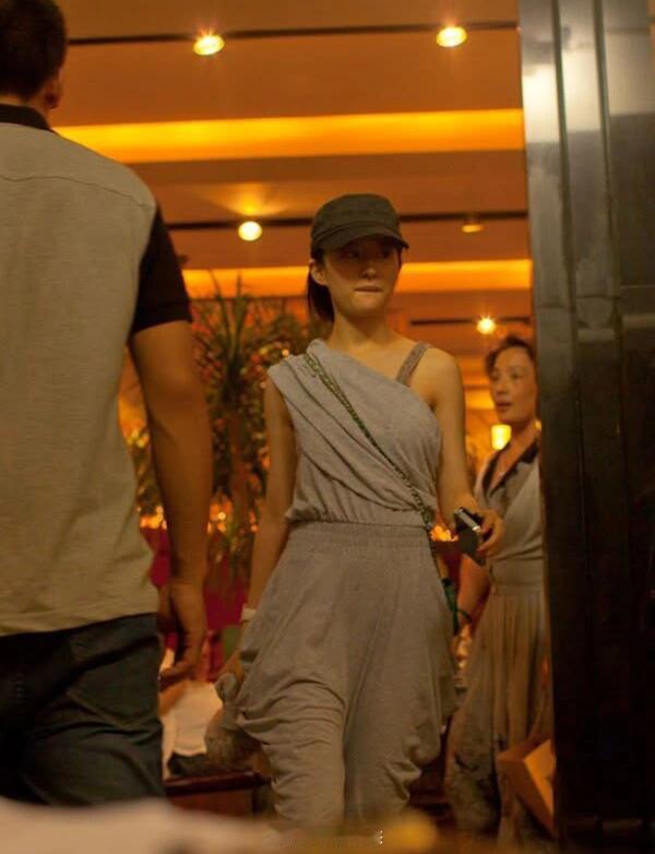 网友偶遇刘亦菲和她母亲，两人颜值相同不愧是母女……​​​