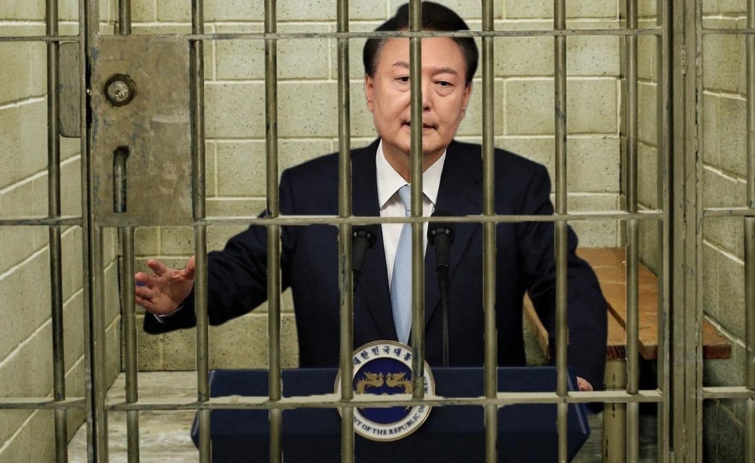 尹锡悦二进宫，从总统府到约10平米的单间牢房，这是他的宿命，他也将在监狱里面临三