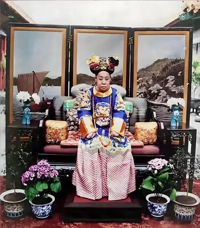 终于知道光绪皇帝的无奈了。这是光绪皇帝的三个爱妃，皇后隆裕，瑾妃，珍妃。看了他的