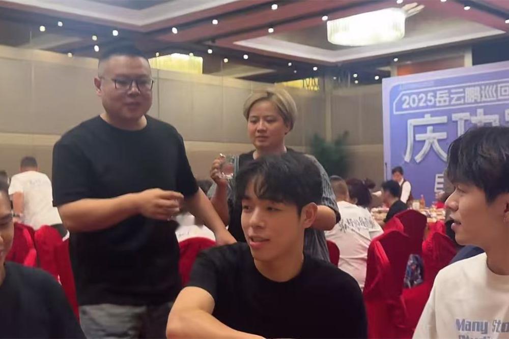 郑敏不愧是岳云鹏的贤内助！岳云鹏演唱会结束，大摆庆功宴，郑敏跟在丈夫岳云鹏身后，