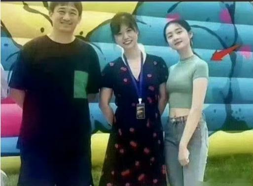 黄磊女儿黄多多有意进圈，脸是真的小，身材是真的好，应该会爆吧？！