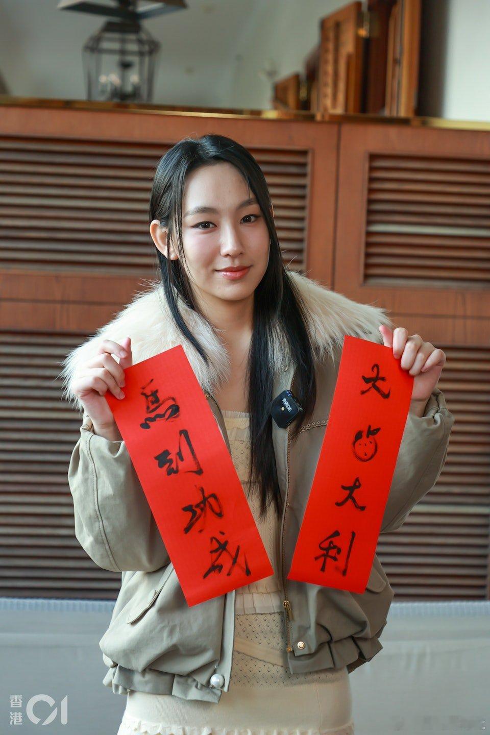 蛇年對炎明熹（Gigi）來說，絕對是變動極大的一年，跟舊東家約滿回復自由身後，宣