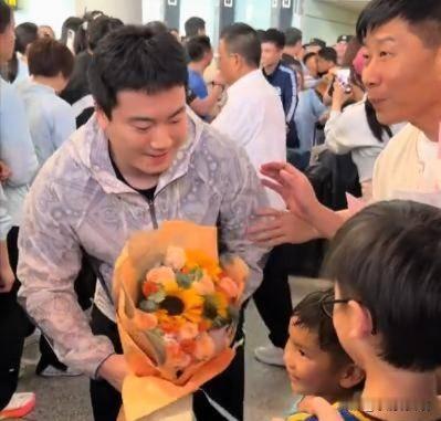 真的没人不羡慕，梁靖崑这日子也太圆满了。打完比赛平安回国，老婆孩子全家一起来