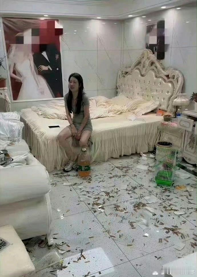 也不怪新娘一脸无奈，换谁都一样