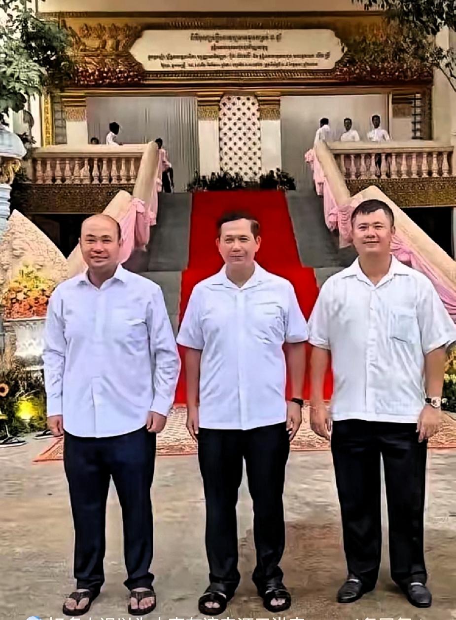 我问老公，你觉得洪森现在的外交倾向，更偏向哪一边？是美国，还是中国？他给出个答