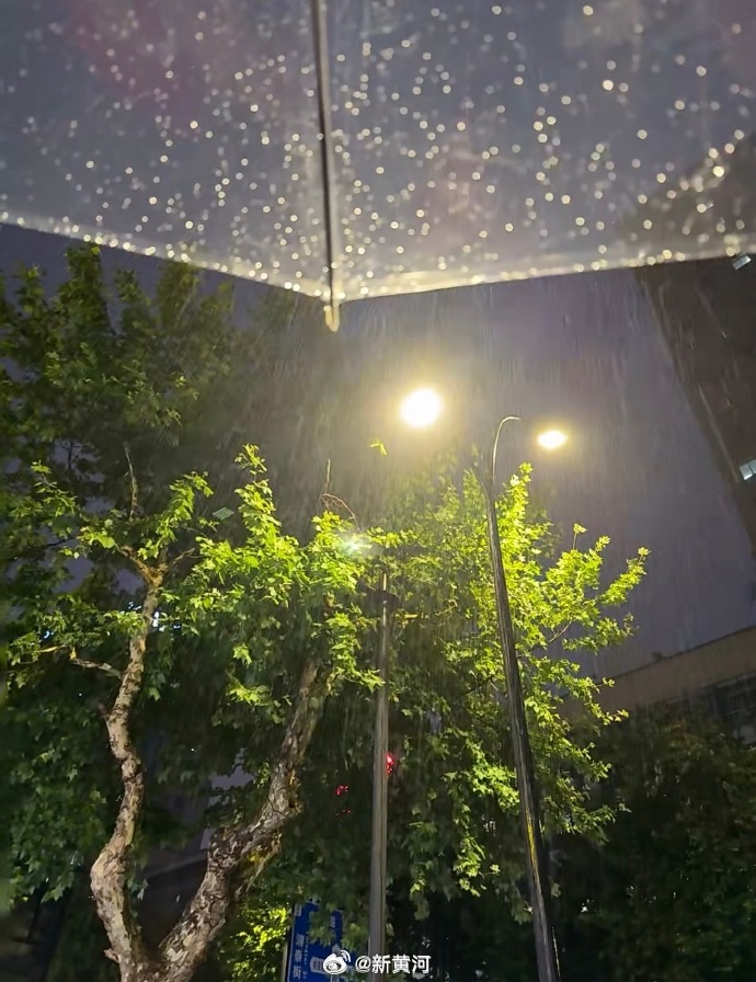 【天气说变就变！#山东又迎大风降雨冰雹#】预计26日下午到27日上午，山东自西向