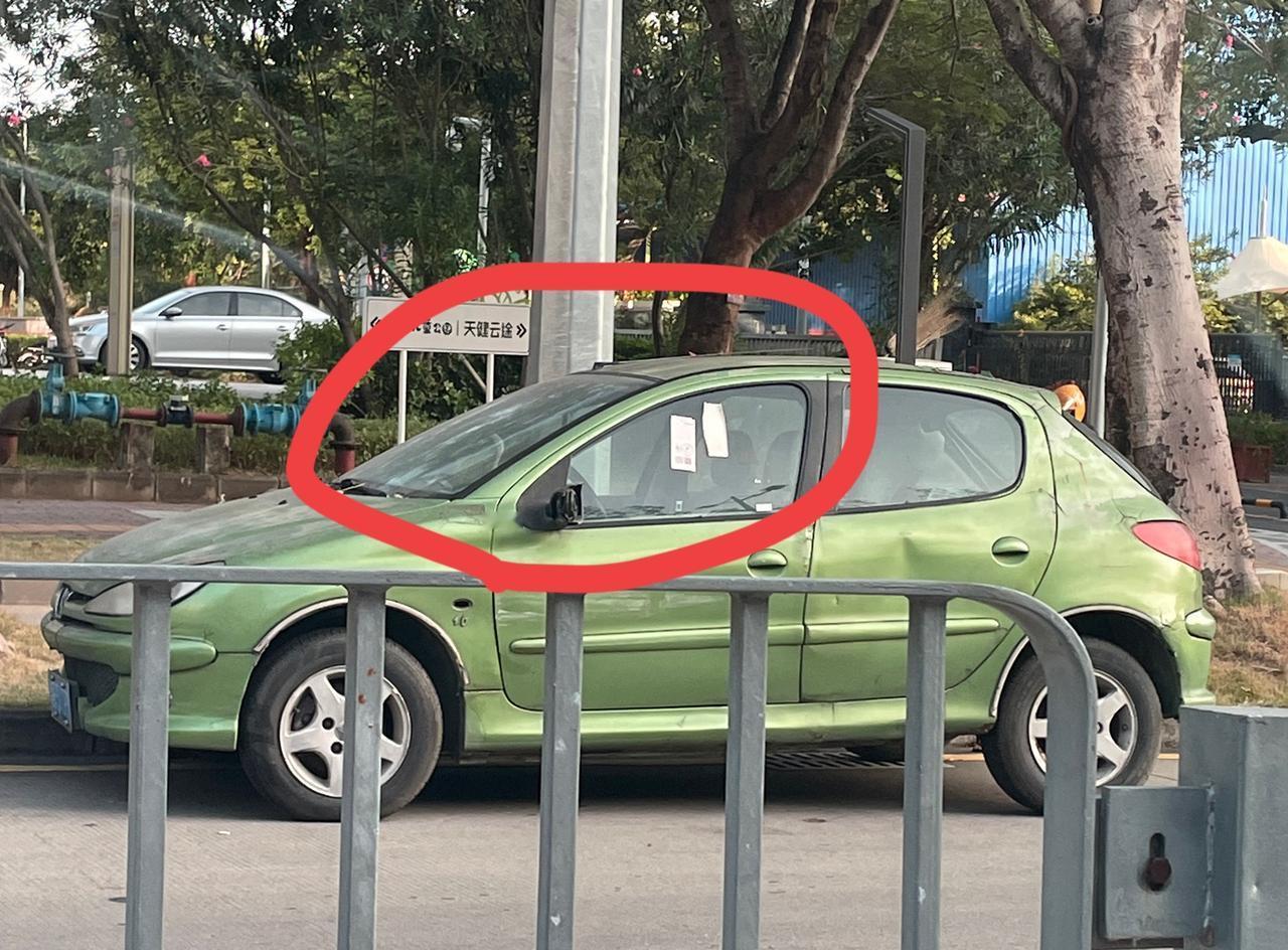 停车是难，但这里你也敢违停？？最近升级改造，马路两边辅道不让停车了！！有人就