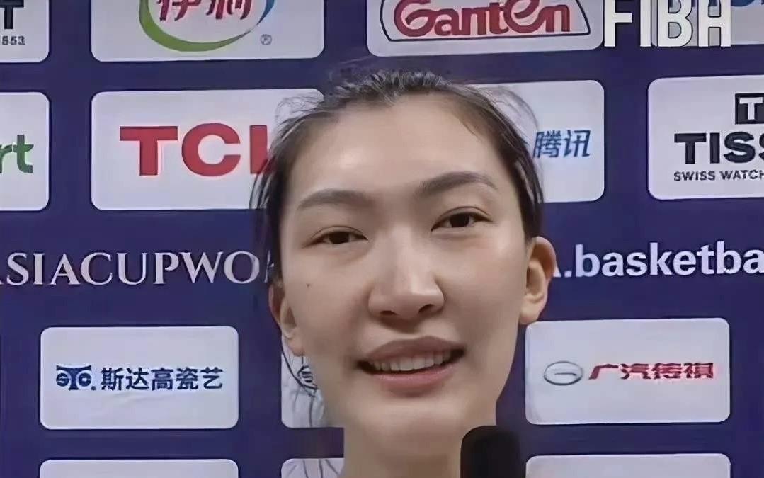 韩旭为啥站不住中锋，是战术上的要求吗？其实不然。韩旭作为中国女篮核心中锋（身高