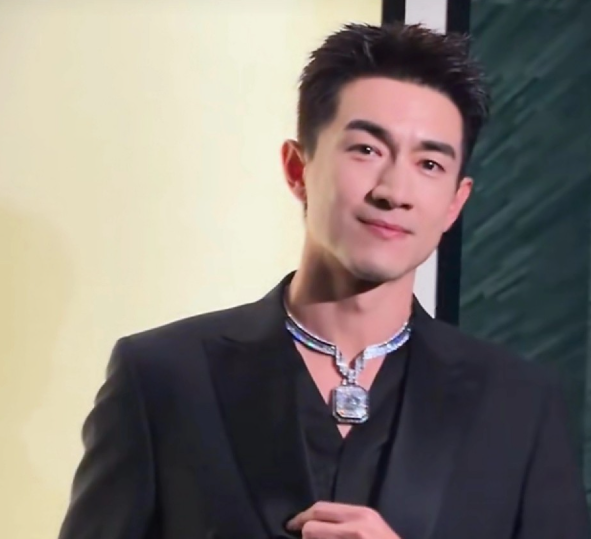 林更新黑色西装帅气满分看到脖子的时候，就尴尬无比了，而且脖子上的项链，还是商家