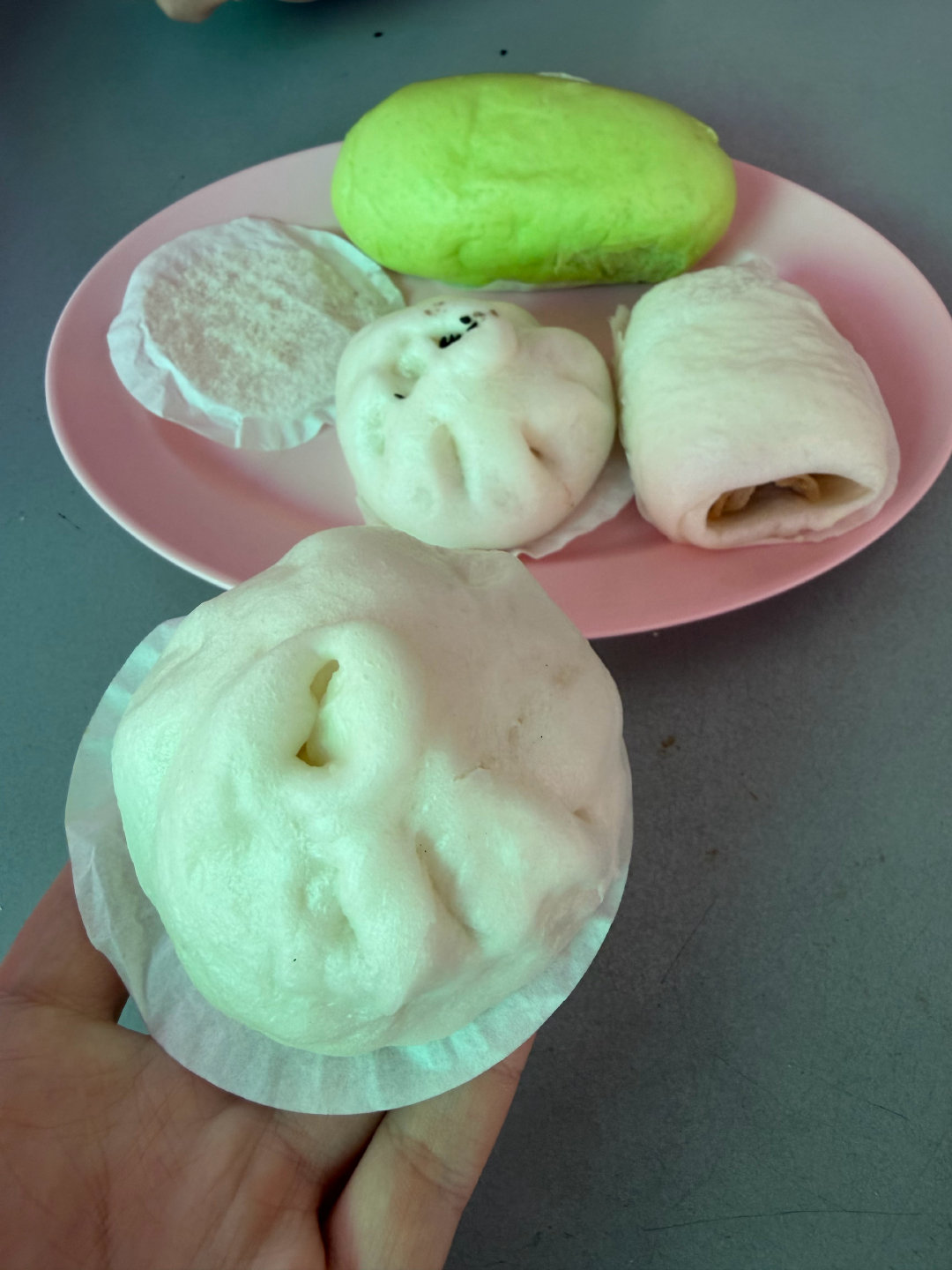 尼泊尔人是鱼蛋素，能吃的东西很有限。在泰国小城，伊最喜欢的食物是甜口的包子，黑芝
