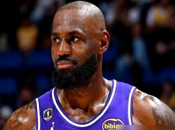 他已经开始玩格局了。很多人说詹姆斯老了，得分不行了。那是没看懂，人家现在不屑