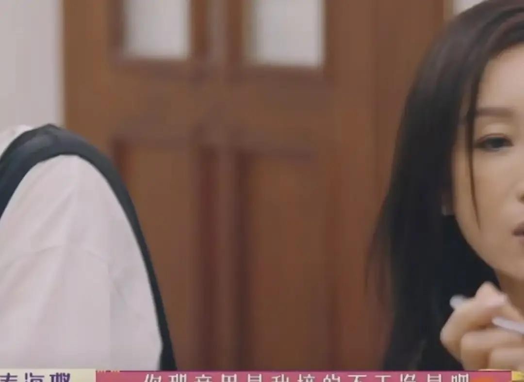 刘涛牙不好使秦海璐帮她剥蟹，刘涛一句话让秦海璐秒变脸了，刘涛：“还好我没有一口吞。”秦海璐：“你那意