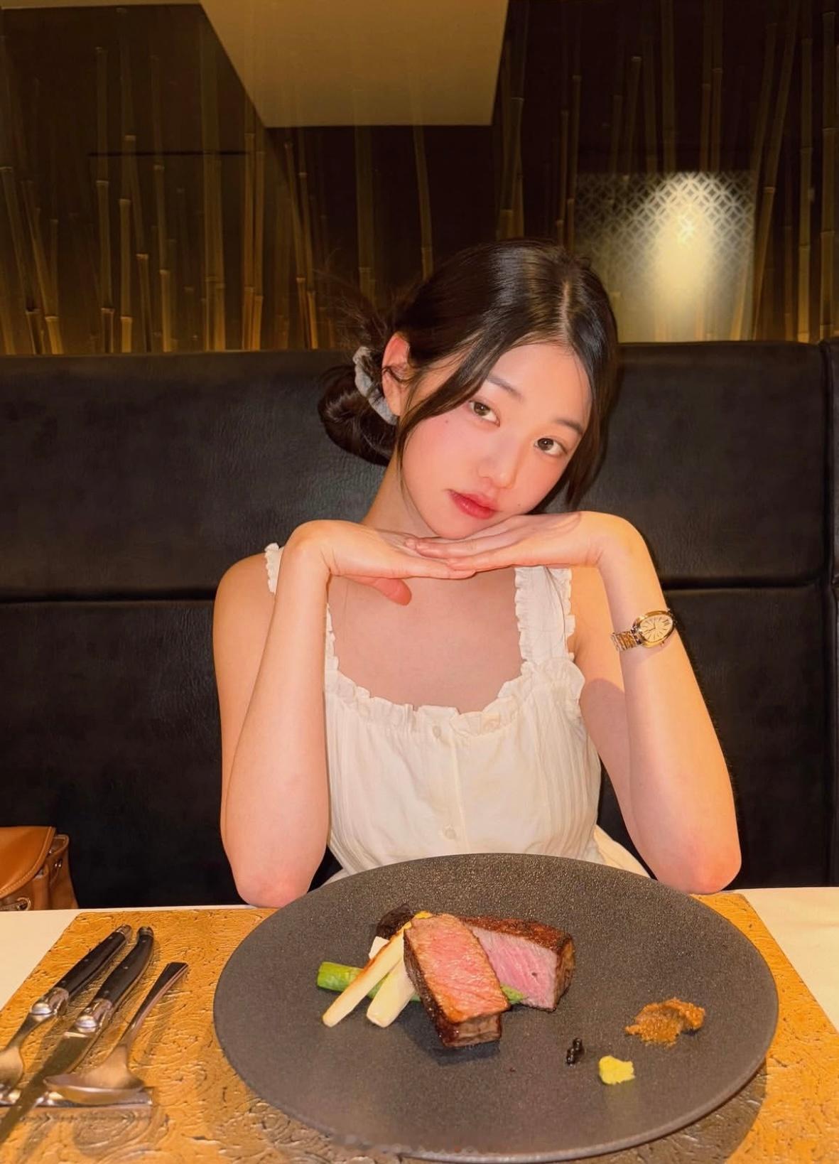 张元英张元英📷pose拍照模版​​​