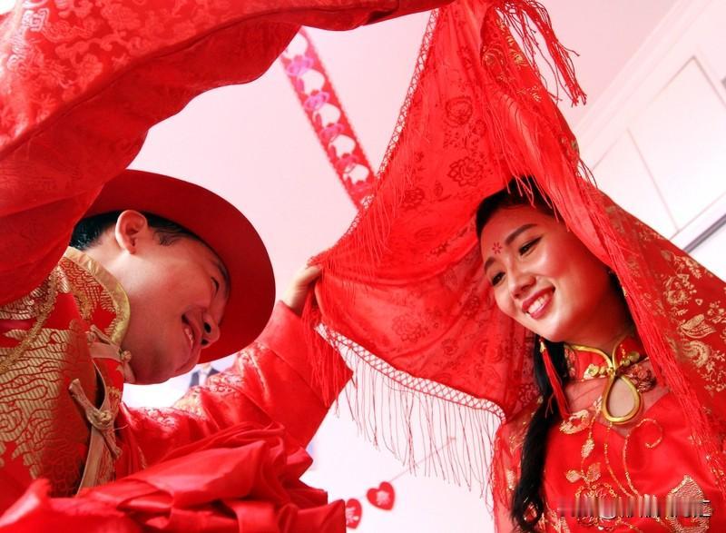 嫁外国男人真的幸福吗？这还真不好说。像34岁的内蒙女生燕子嫁给70岁英国老公，7