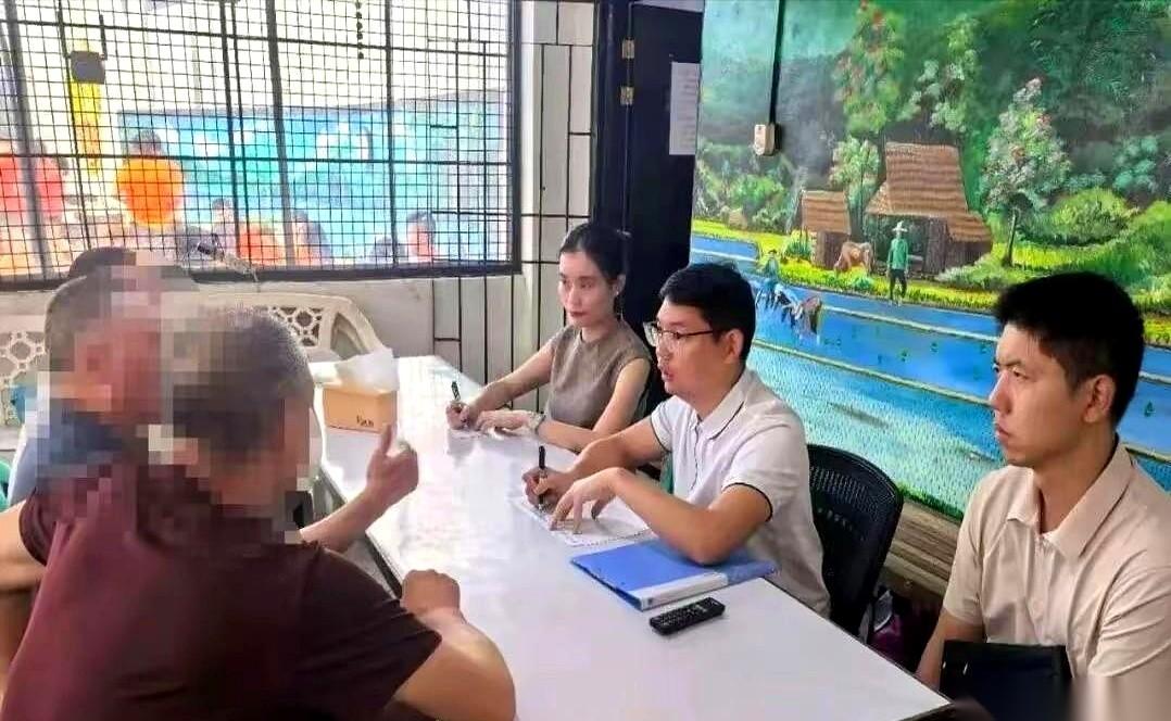 菲律宾一家钢铁厂被突袭，抓了70个人。下一秒，所有人都傻了。70个人里，69个
