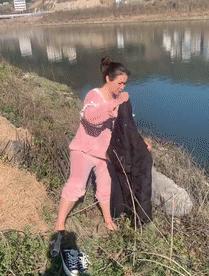 2021年，湖北一宝妈带孩子在河边散步时，突然将一岁多的孩子托付给了旁边的陌生人