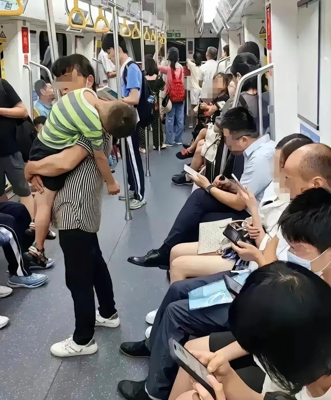 现在地铁都没人让座了吗？孕妇，怀抱小孩的，老弱残都不让了？