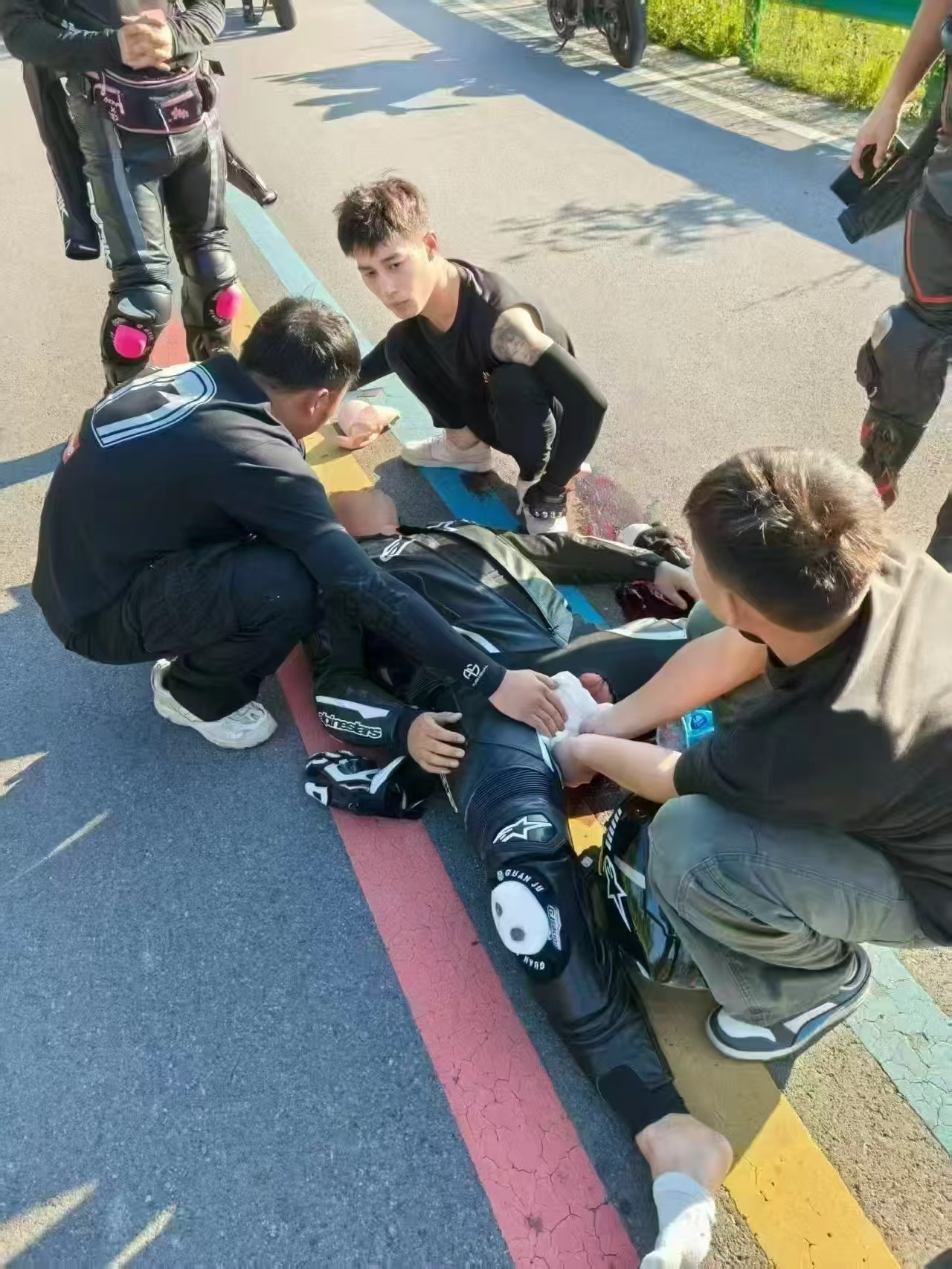 搞笑内涵图这样的事例告诉你一个残酷的事实，未婚未育的千万不要飙车，一不留神就要学