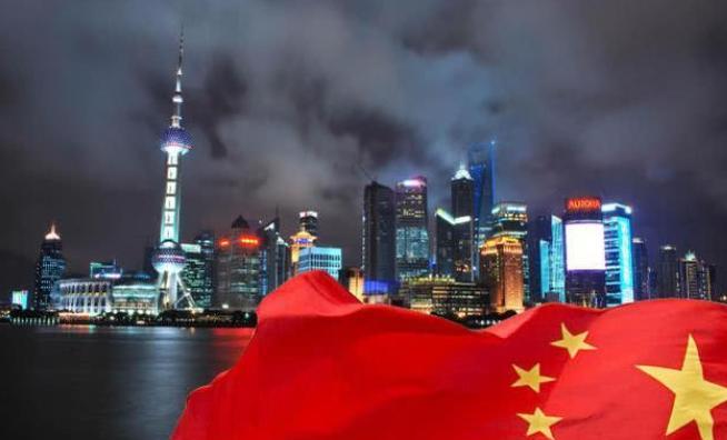 今天的中国这么强大，其实是很反常的，按理说，中国应该比现在更穷、更落后、更弱才对