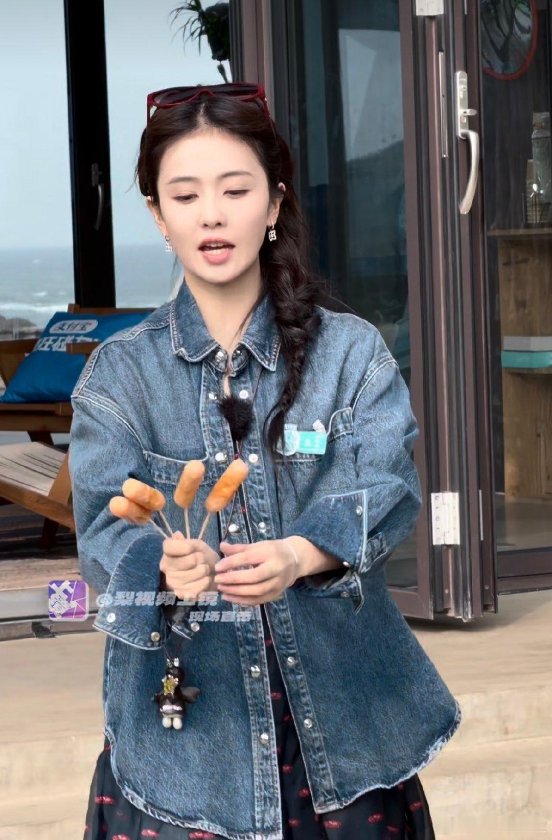 白鹿王鹤棣发烤肠棣鹿同框发烤肠太甜啦！录客栈开业礼结束后，俩人在海南儋州现场发烤