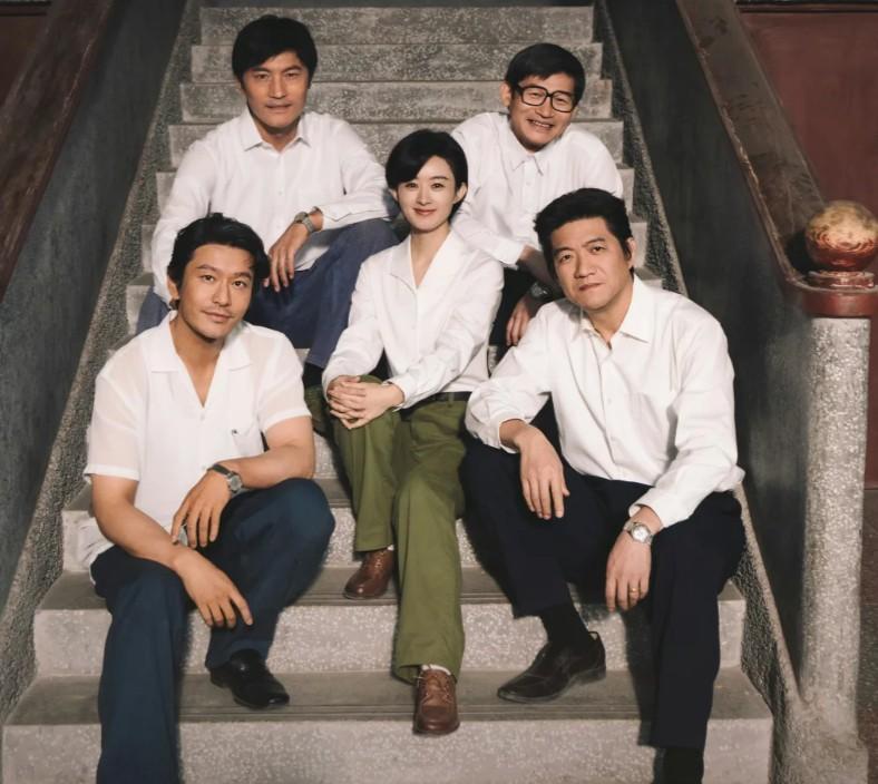 黄晓明剃光胡子，赵丽颖素颜出镜，这部央视新剧把“真实”二字刻进了骨子里。一部剧