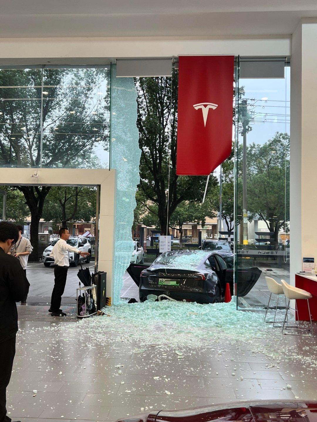 这明显是带着电门倒车，加速撞上去的，4s店的落地窗钢化玻璃很结实，小碰撞不可能裂