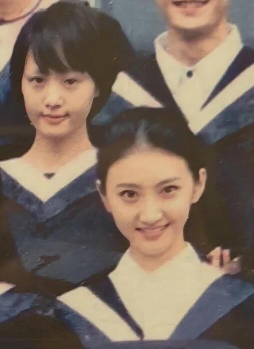 景甜和她还都是同学，上大学就在一个班级，还一个寝室的，真的也是神奇！景甜的颜值