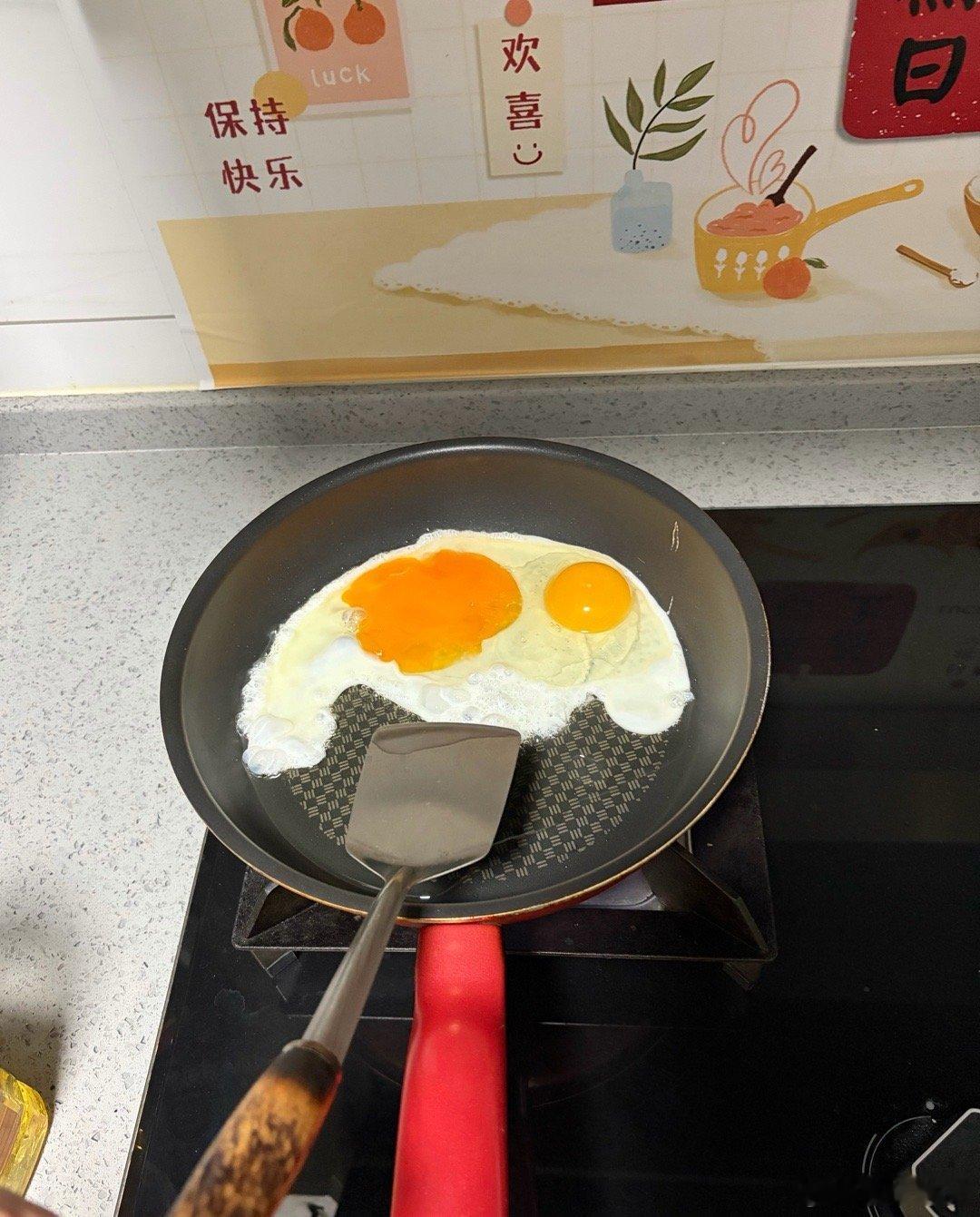 昨天家里那位说明天你在家吃卤肉饭吧，我说行啊。然后早上仍给我一包调料要说厨房白痴