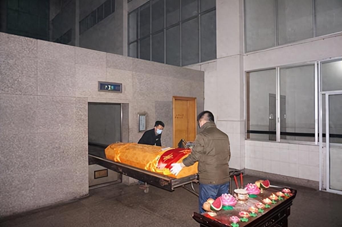 北京火葬场里的一个变化：越来越多人不要墓碑了，人走以后到底留下什么。北京的火