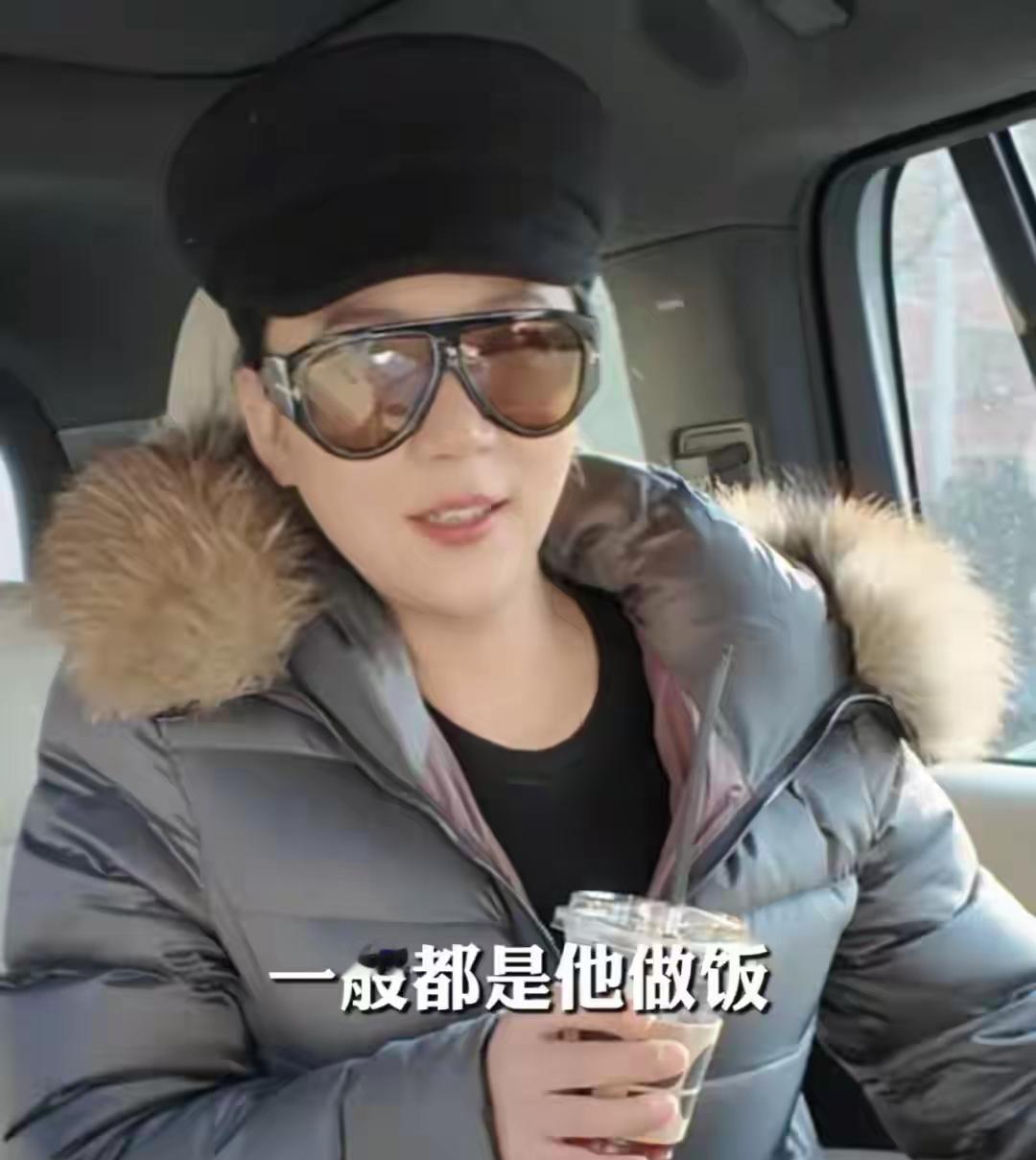 89岁谢贤轮椅上的体面，被2025年突然复出的Coco亲手撕碎了。她曝出一个细