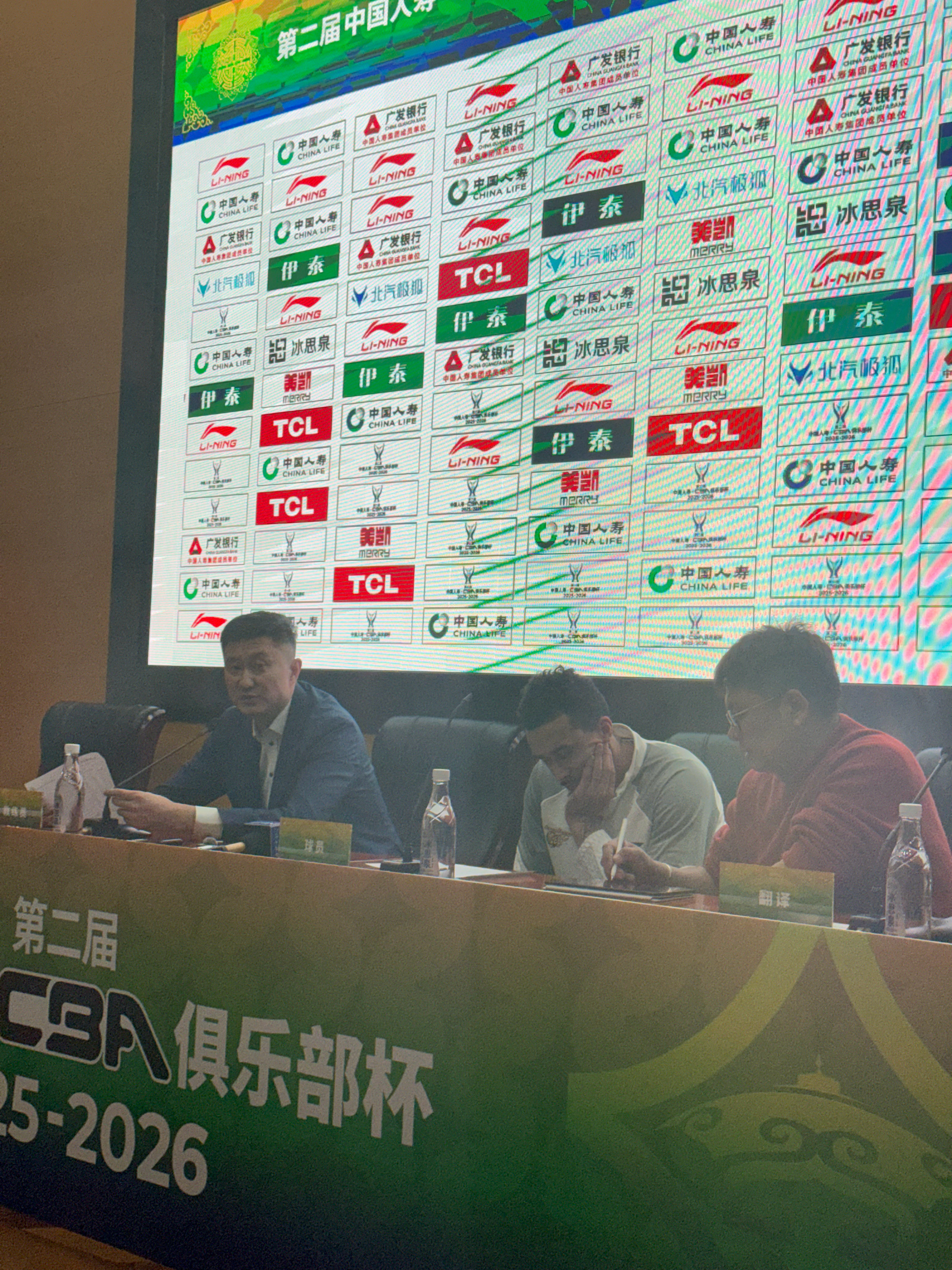 杜锋指导谈间歇期是否会有外援变动，他说先等麦考尔回归，这样也能让萨姆纳和奎因调整