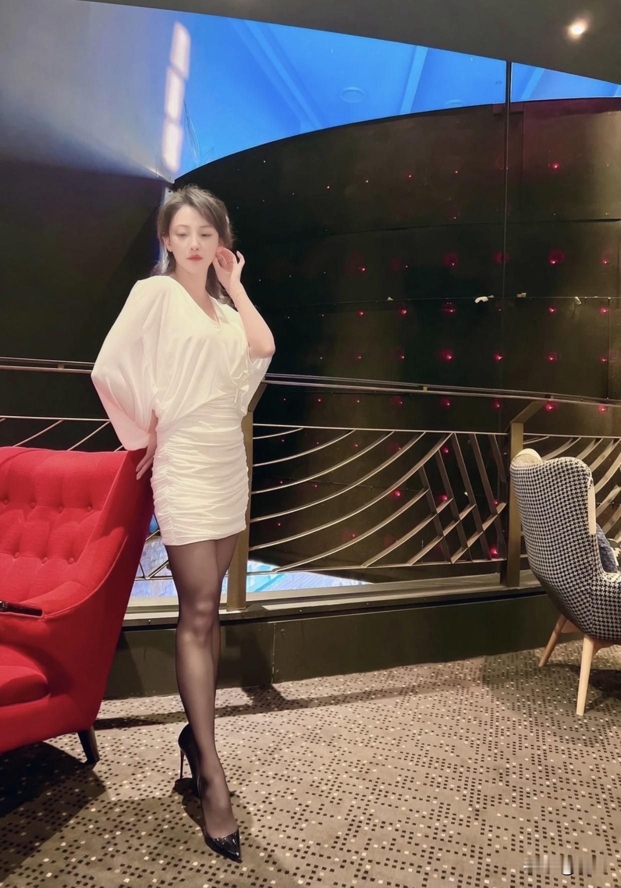 成熟稳重的美女你喜欢吗?这类美女自带一种优雅气质，处理事情时冷静理智，情绪稳定得