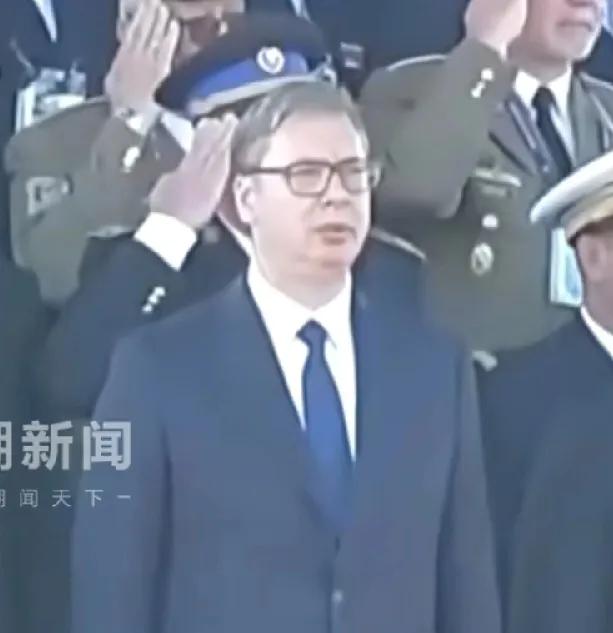 塞尔维亚阅兵，大国领导人一个没去，坐在武契奇两侧，一片中东头巾男，看报道，阿联酋