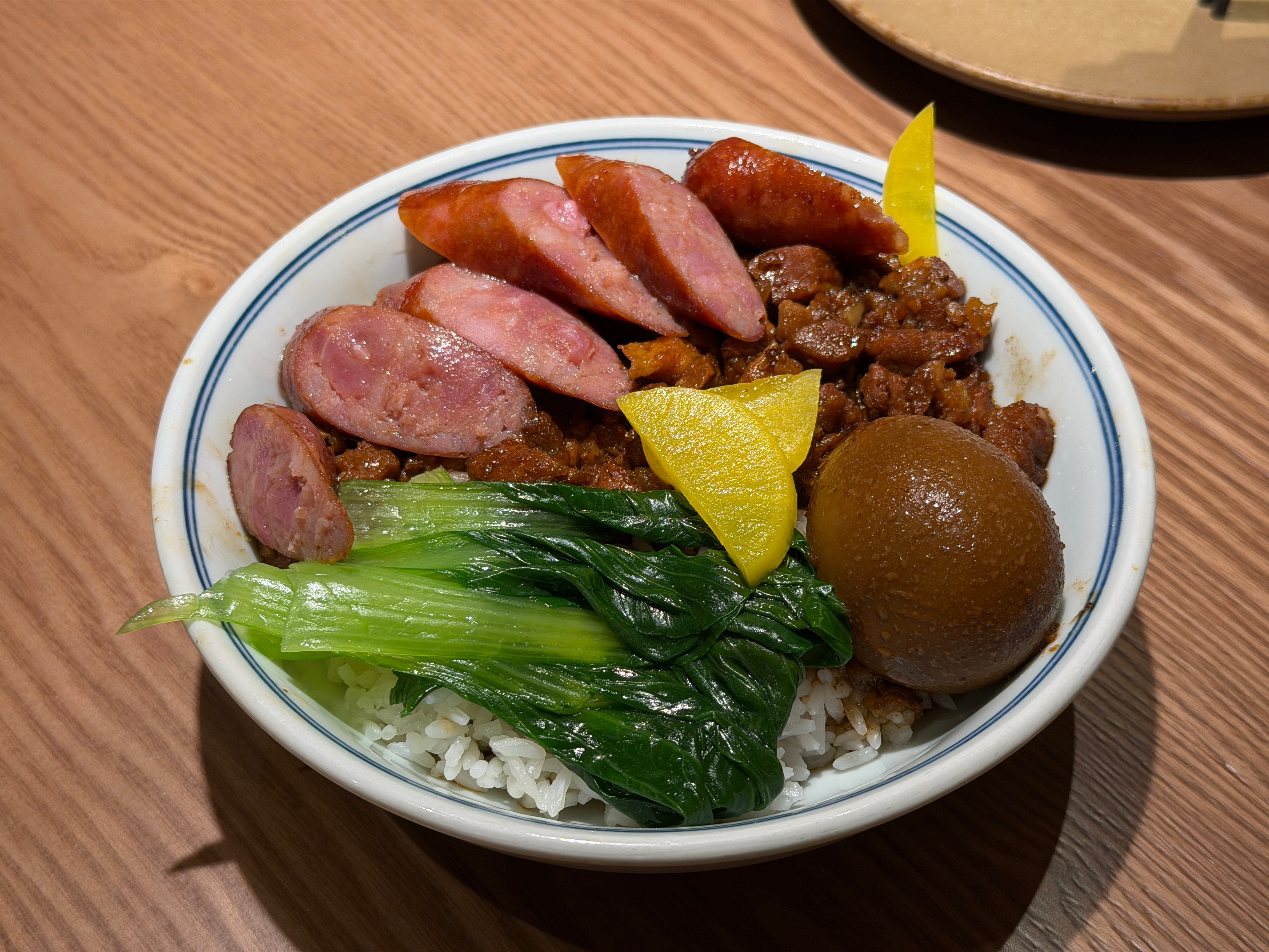 今天的晚餐，香肠卤肉饭，看着咋样？