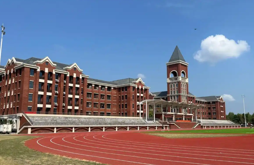 学校现在师源有问题了。现在的学校很多都没有编制，毕业的大学生一看没有编，就直接不