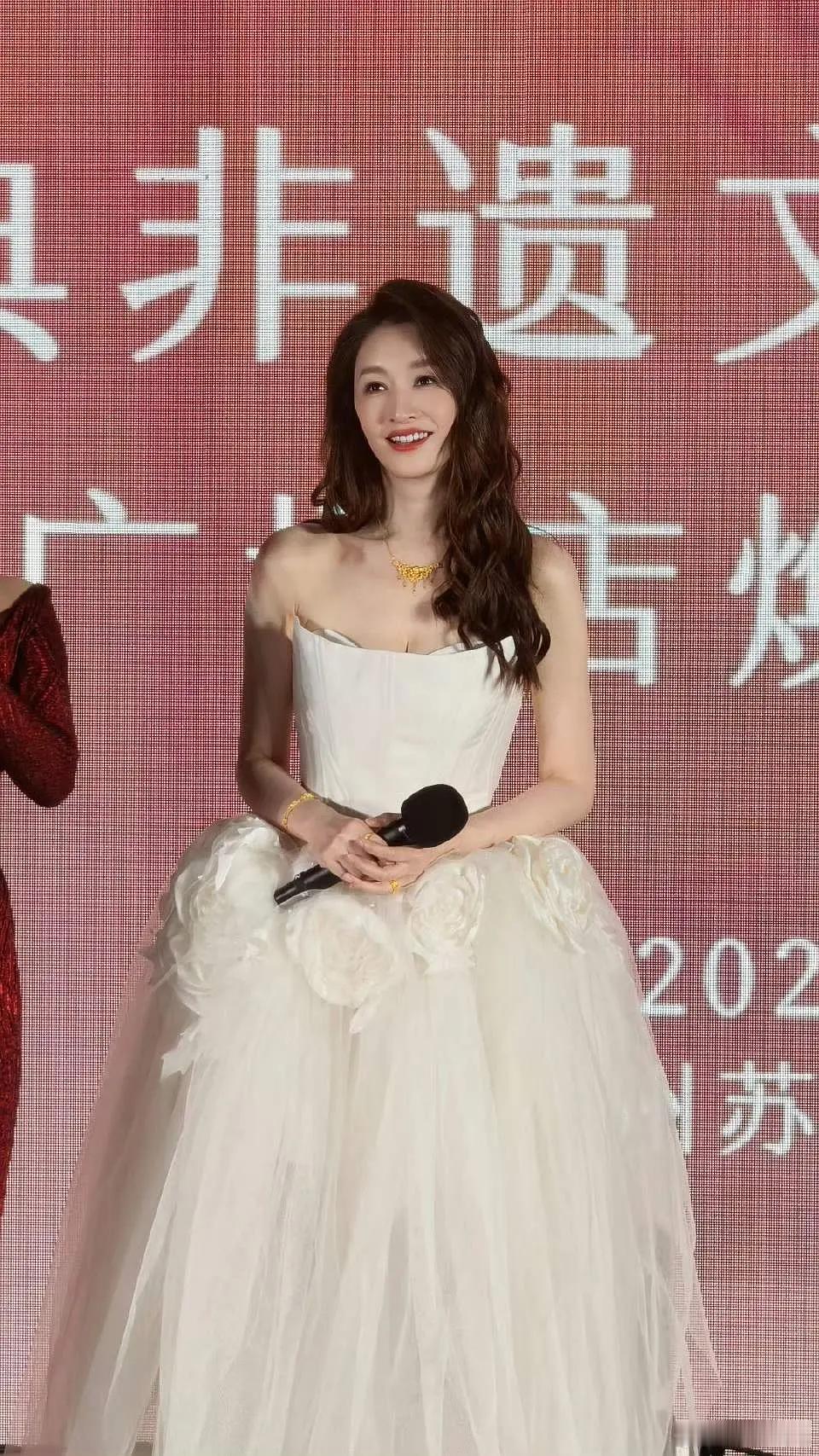 李小冉这状态，谁能想到她下周50大寿了