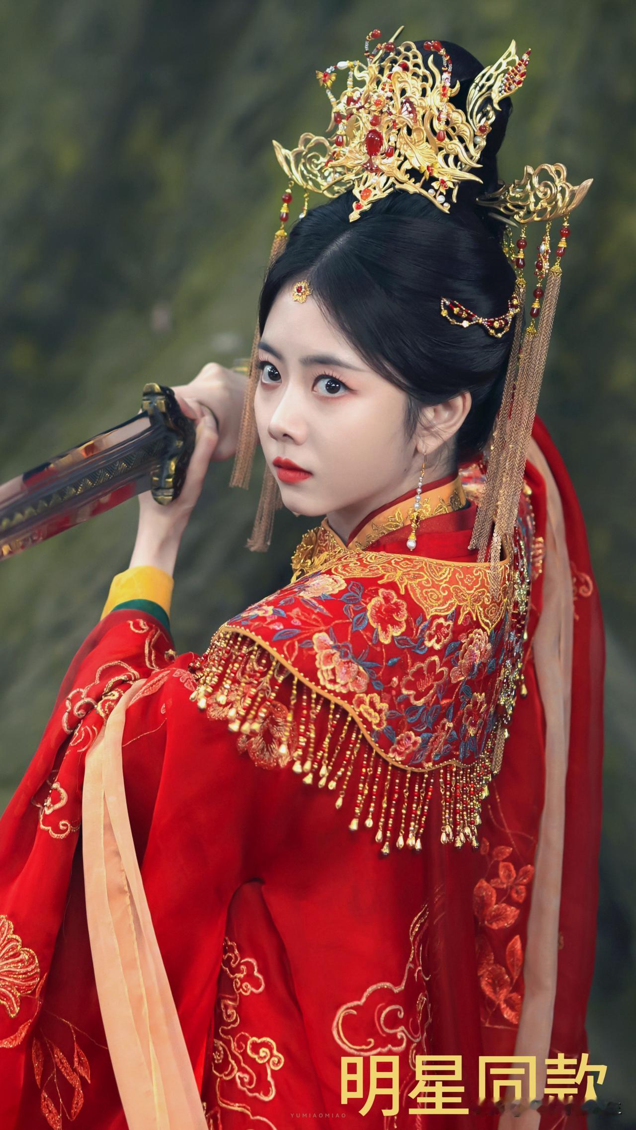 谭松韵的古装造型也太惊艳了吧！华服加身，手持长剑，又美又飒！谭松韵谭松韵演技派