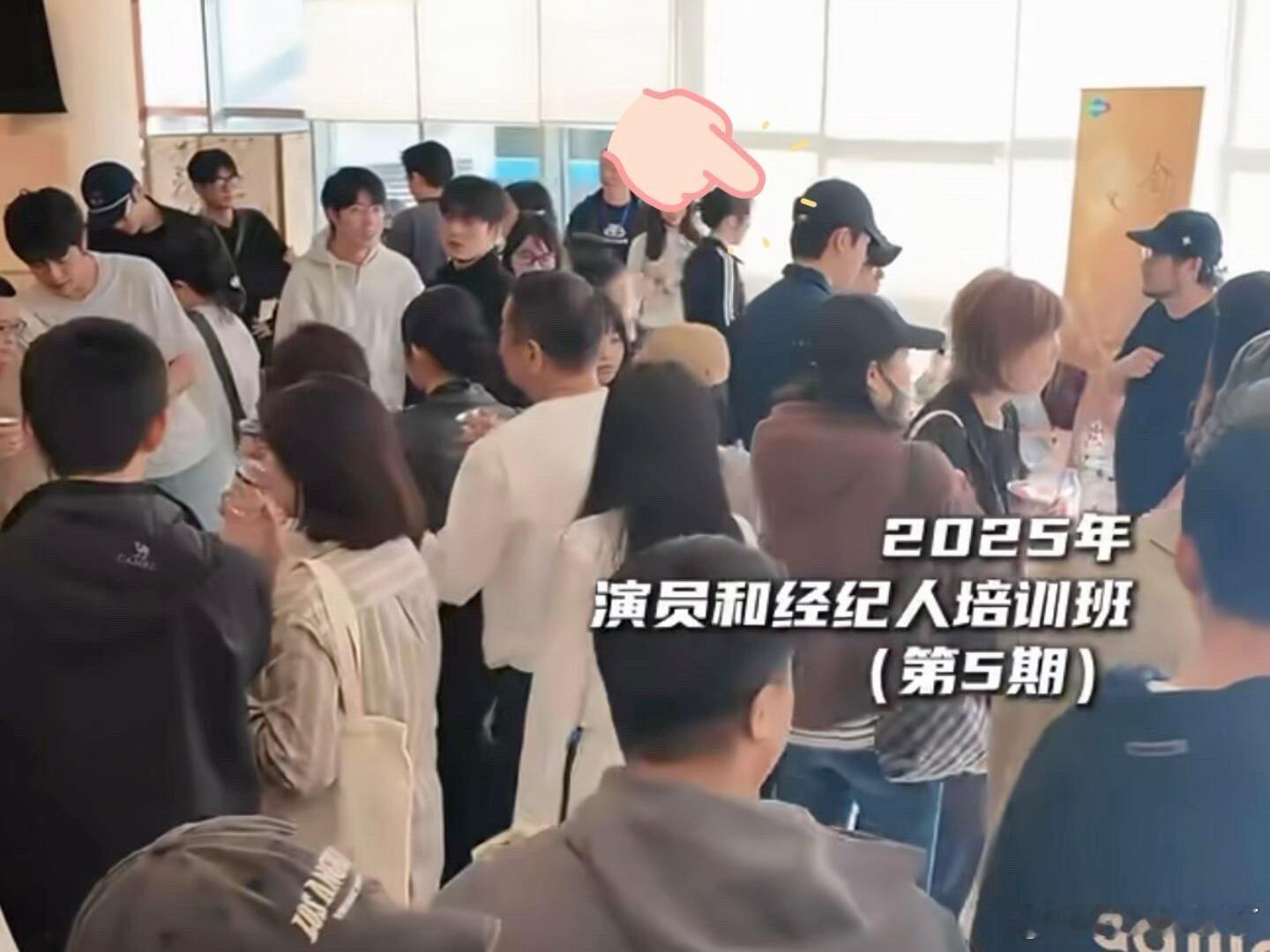 罗云熙陈飞宇同框没想到还能看到罗云熙和陈飞宇同框，今夕是何年啊！谁懂我等这个同框